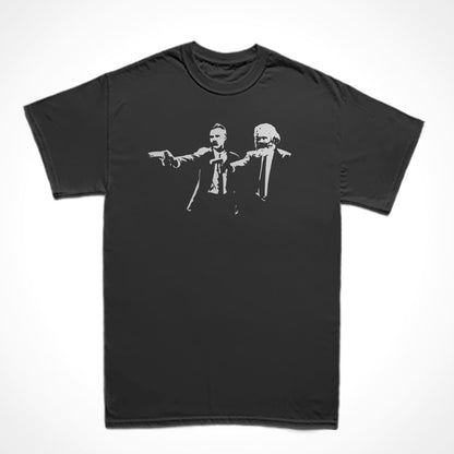 Camiseta Básica Estampa: Karl Marx e Friedrich Nietzsche como se fossem personagens de Pulp Fiction empunhando revólveres.