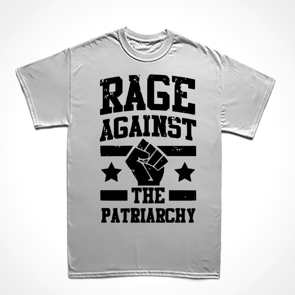 Camiseta Básica Estampa: texto Rage Against The Patriarchy com punho cerrado no meio com duas estrelas, uma de cada lado, e duas linhas paralelas