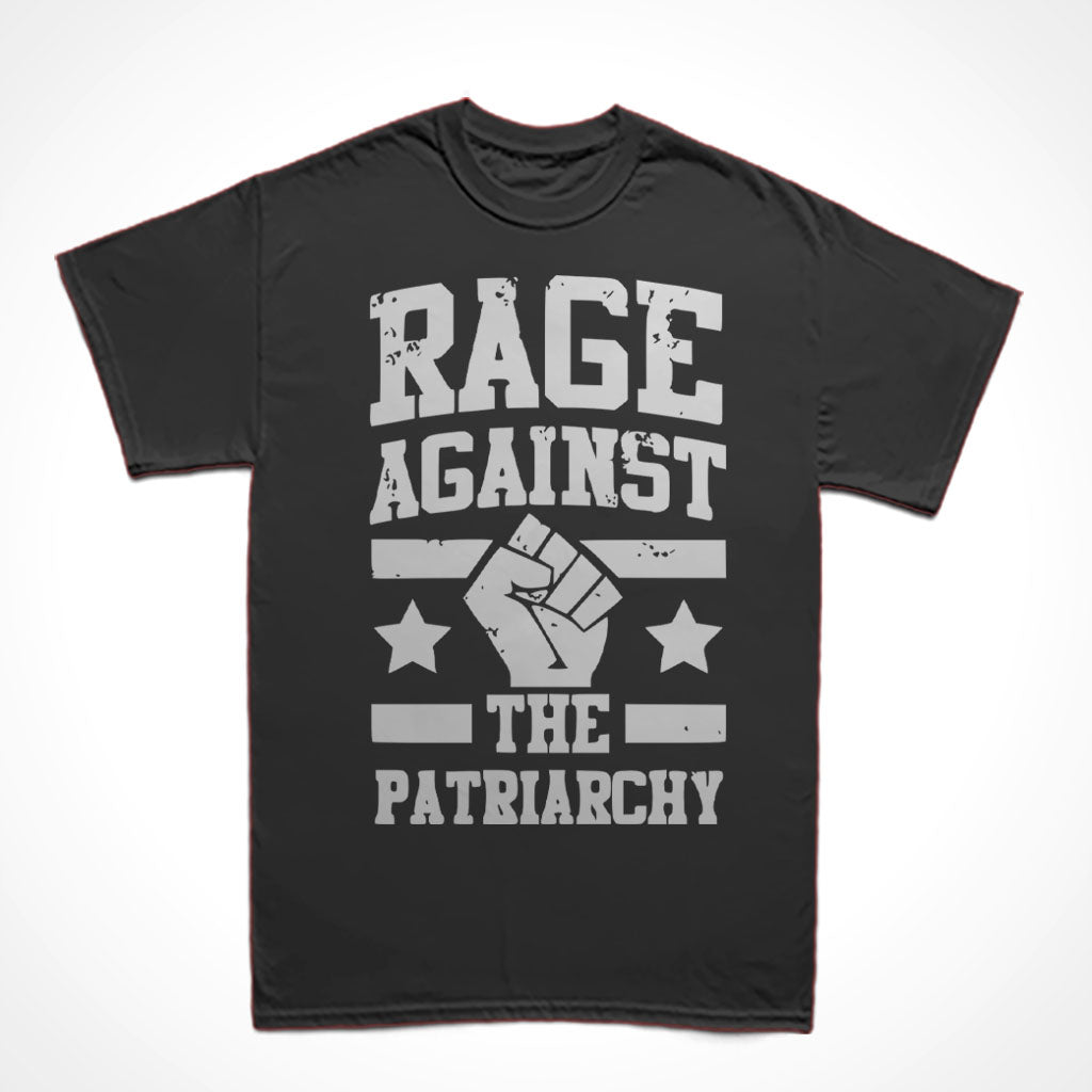 Camiseta Básica Estampa: texto Rage Against The Patriarchy com punho cerrado no meio com duas estrelas, uma de cada lado, e duas linhas paralelas
