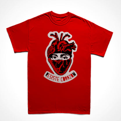 Camiseta Básica Estampa: Cara mascarada por um coração sobreposto. Embaixo está escrito: resiste corazón