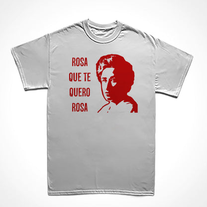 Camiseta Básica Estampa: texto à esquerda: Rosa que te quero rosa, à direita o rosto de Rosa Luxemburgo