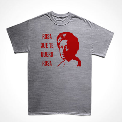 Camiseta Básica Estampa: texto à esquerda: Rosa que te quero rosa, à direita o rosto de Rosa Luxemburgo