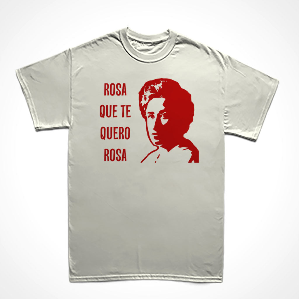 Camiseta Básica Estampa: texto à esquerda: Rosa que te quero rosa, à direita o rosto de Rosa Luxemburgo