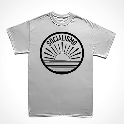 Camiseta Básica Estampa: mar, sol e texto SOCIALISMO acima envoltos por um círculo traçado.