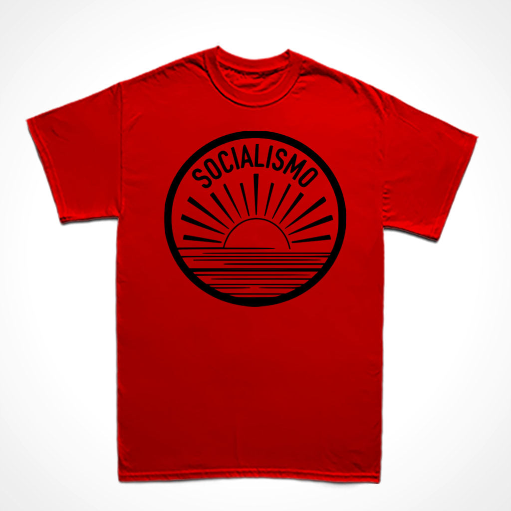 Camiseta Básica Estampa: mar, sol e texto SOCIALISMO acima envoltos por um círculo traçado.