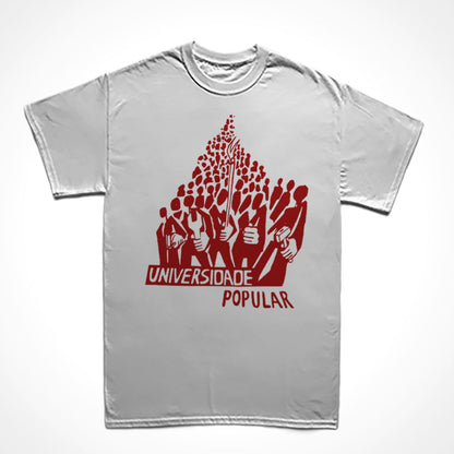 Camiseta Básica Estampa:Marcha de pessoas com símbolos proletários, campesinos e comunistas. Embaixo o texto: Universidade popular.