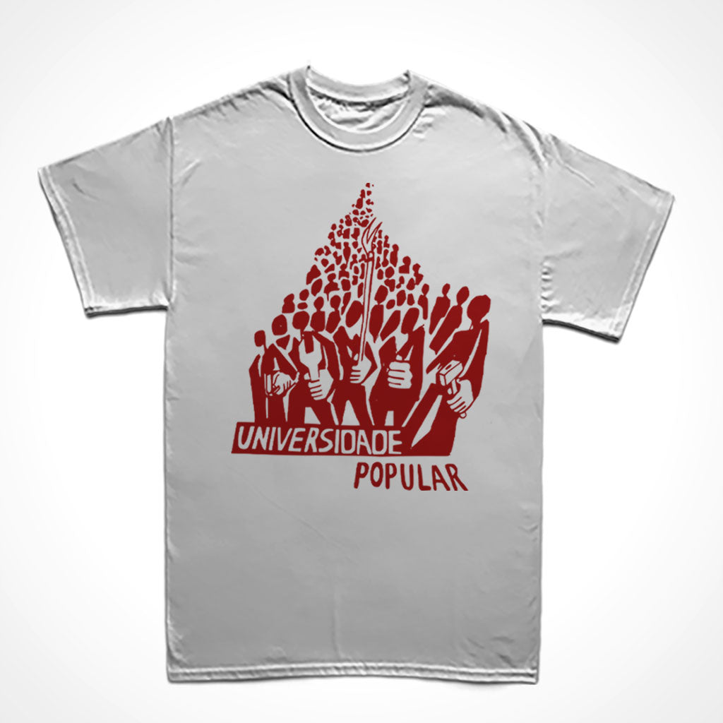 Camiseta Básica Estampa:Marcha de pessoas com símbolos proletários, campesinos e comunistas. Embaixo o texto: Universidade popular.