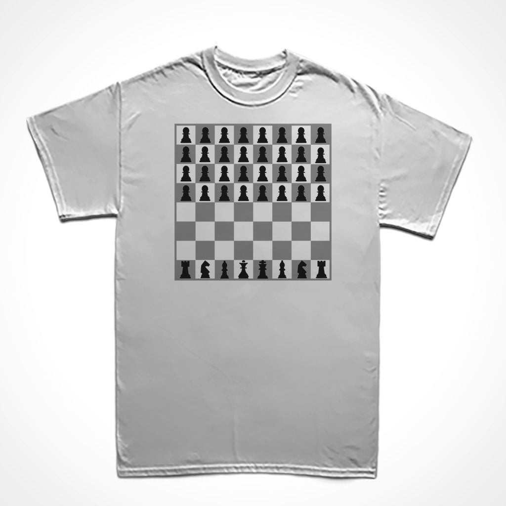 Camiseta Básica Estampa: Tabuleiro de xadrez onde de um lado estão muitos peões(4 fileiras) e do outro as peças aristocráticas.
