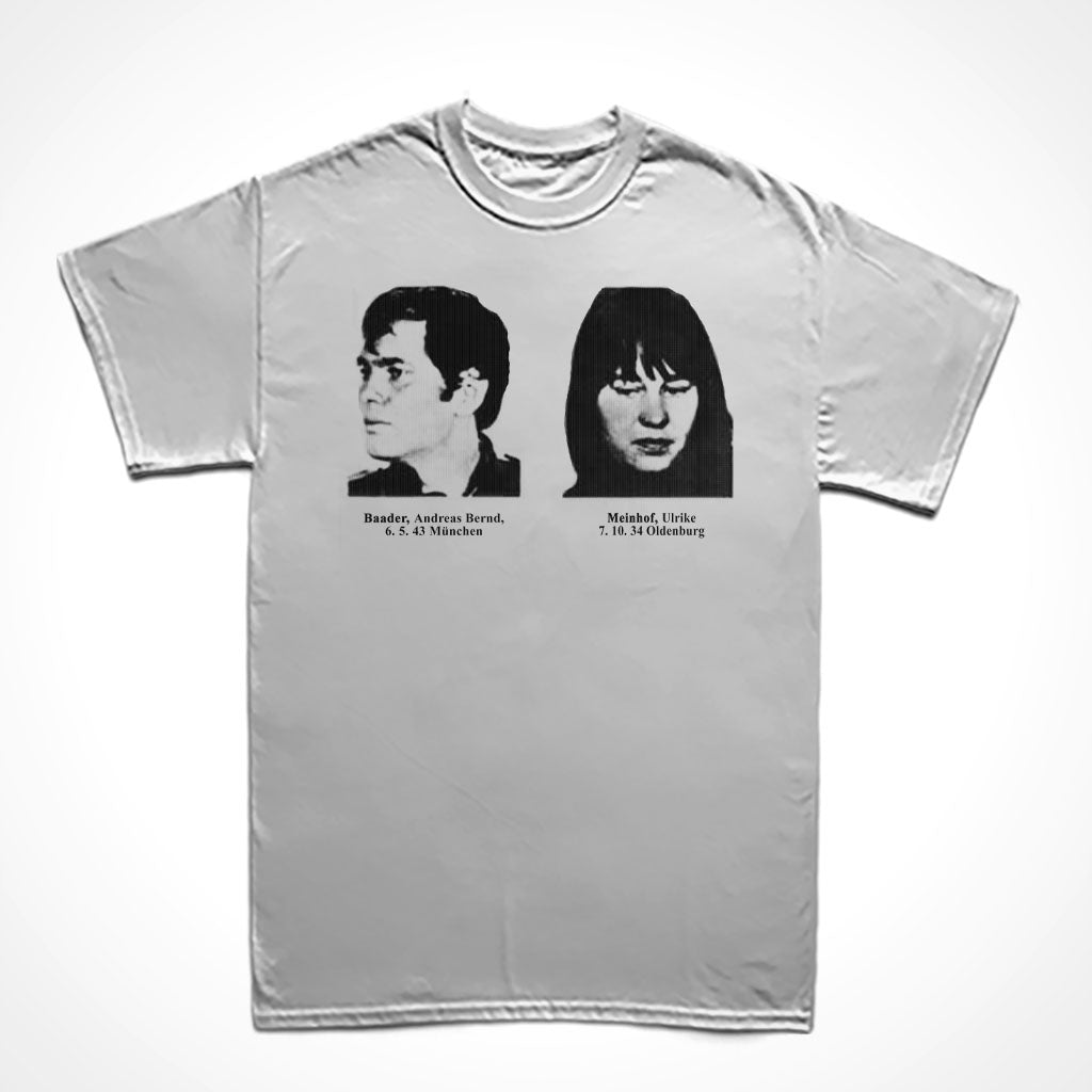 Camiseta Básica Estampa: Recorte de cartaz de procurados pelo polícia alemã. foto com nome, data e local de nascimento de Andreas Baader e Urike Meinhof.