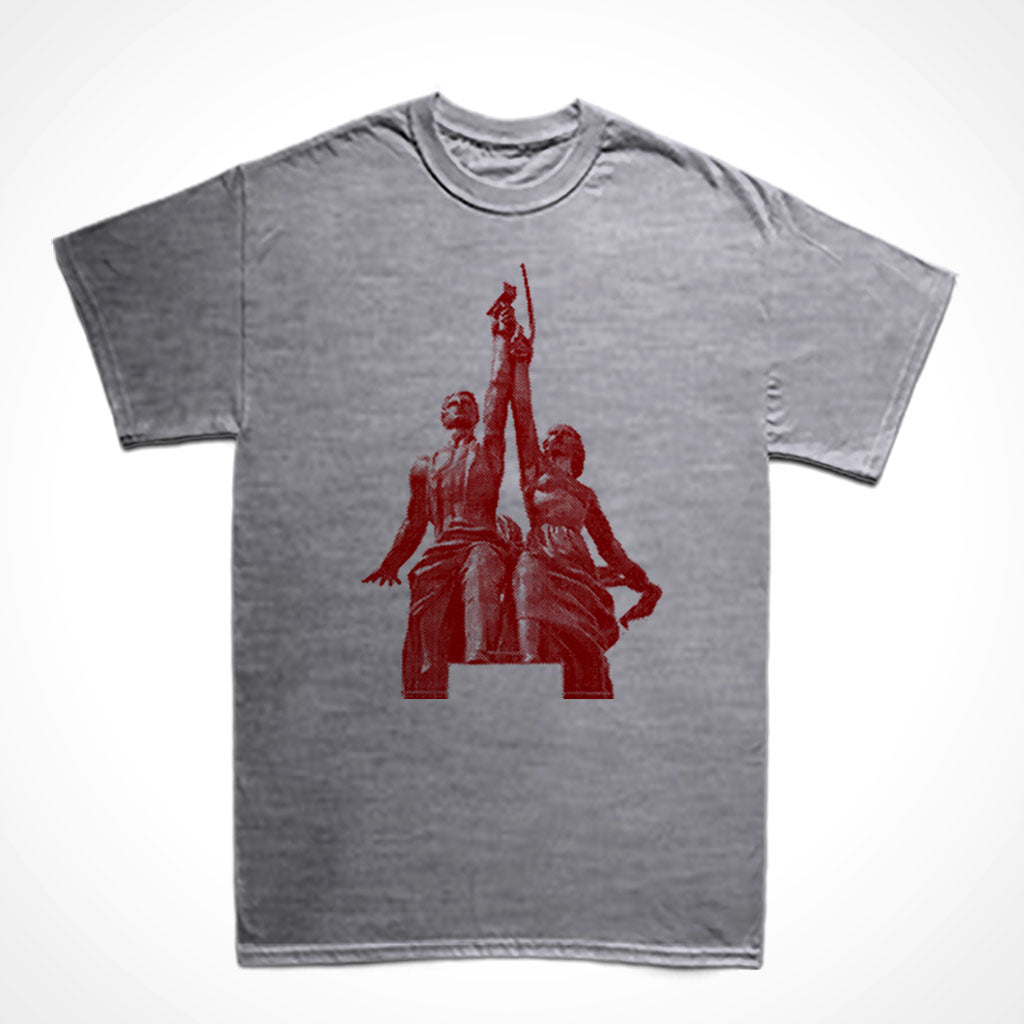 Camiseta Básica Estampa: Escultura de um homem e uma mulher empunhando foice e o martelo. 