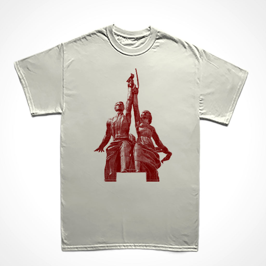 Camiseta Básica Estampa: Escultura de um homem e uma mulher empunhando foice e o martelo. 