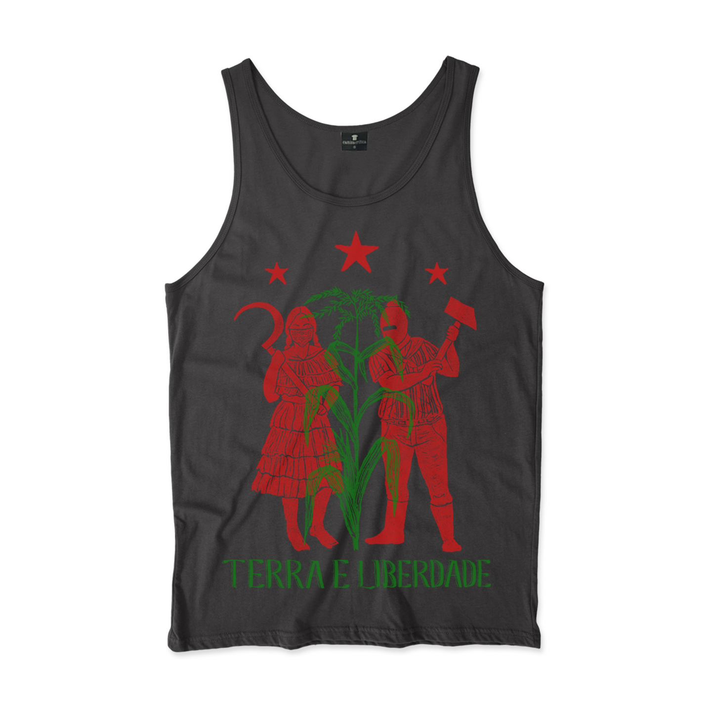 Camiseta Regata. Estampa: Encima três estrelas, duas menores aos lados e uma maior no centro compõe uma moldura superior. Abaixo no meio uma mulher campesina segura uma foice e um homem campesino segura um martelo. Os dois usam trajes de militantes zapatistas do México. Sobreposto à eles está uma planta de milho. Abaixo está escrito: TERRA E LIBERDADE