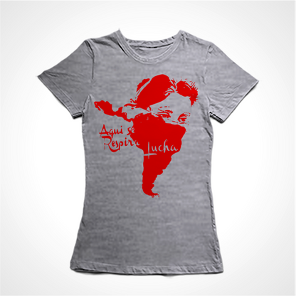 Camiseta Baby Look Estampa:  Mapa da América Latina em formato de cara de mulher com lenço no rosto. Ao lado recorte da música Latinoamerica: Aqui se respira lucha.